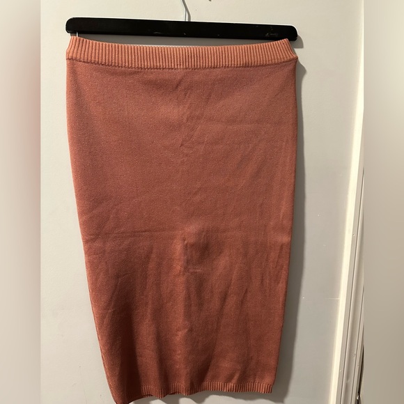 A Skirt set - Picture 3 of 3